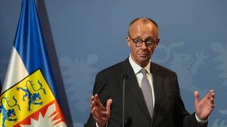 Kanzler Friedrich Merz äußerte sich am Montagabend in Husum auch zu der Diskussion über die Äußerungen von Außenminister Johann Wadephul (beide CDU) im Zusammenhang mit der Rückkehr von Syrern in ihr Heimatland.