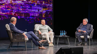 Till Meßmer, Vorstandssprecher der VR Bank Kur- und Rheinpfalz (l.) und Jürgen Gruler, Chefredakteur der Schwetzinger Zeitung (r.) begrüßen den Tatort-Kommissar Richy Müller zum Talk im Schloss im Rokokotheater.