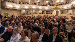 540 Gäste besuchten den „Talk im Schloss“ mit Richy Müller im ausverkauften Rokokotheater. Seit 22 Jahren wird das Format von VR Bank, Stadtwerken und Schwetzinger Zeitung präsentiert.