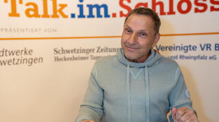 Gut gelaunt auch nach dem Talk: Richy Müller gibt geduldig Autogramme.