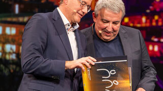 Geschenk zum Abschied: Till Meßmer (l.) überreicht Jürgen Gruler ein Fotobuch mit Erinnerungen der letzten 22 Jahren Talk im Schloss.