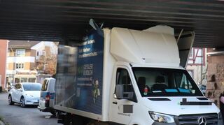 Der 7,5-Tonner verkeilte sich in der Unterführung bei Bammental.