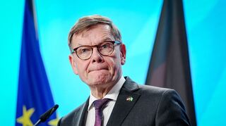 Bei einer Pressekonferenz in Berlin erklärt sich Außenminister Johann Wadephul (CDU) ausführlich zu den Irritationen über seine Asyl-Äußerungen in Syrien.