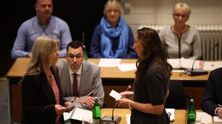 Nach dem Amtseid hält Iris Stalzer eine Antrittsrede