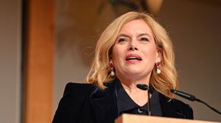 Bundestagspräsidentin Julia Klöckner hielt in Berlin eine Laudatio auf die Streetworkerin Sabine Constabel, die sich gegen Prostitution engagiert.