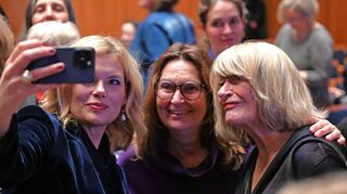 Julia Klöckner (v.l.-r., CDU), Bundestagspräsidentin, Mechthild Heil (CDU) und Frauenrechtlerin Alice Schwarzer lächeln für ein Selfie.