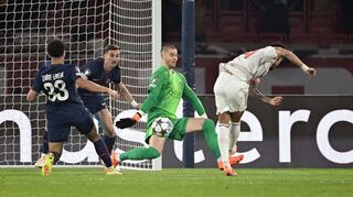 Luis Díaz (r) erzielt das frühe 1:0 für Bayern.