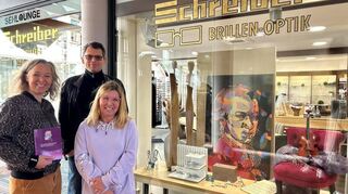 Oliver Engert vom Stadtmarketing mit den Verantwortlichen bei Optik Schreiber.