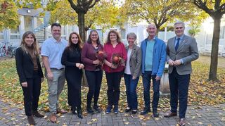 Bürgermeisterin Lisa Schlüter, Personalratsvertreter Kai Schemenauer, die stellvertretende Amtsleiterin Personalamt Irina Lautermilch, Pia Hofstetter, Monika Hartmann, Personalamtsleiterin Simone Kirchner, Gärtner Norbert Schifferdecker und Oberbürgermeister Matthias Steffan.