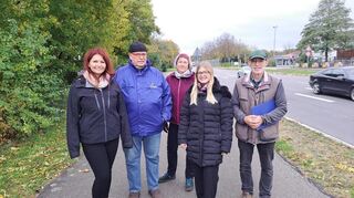 Frank Nürnberg (rechts) vom Nabu Schwetzingen mit den Verantwortlichen der Sparda-Bank.