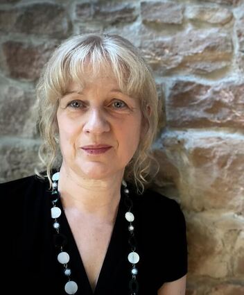 Marlene Bach liest beim 2. Krimitag in Schwetzingen die Geschichte "Männerträume" aus der Anthologie "Die Lady von Crimeheim".