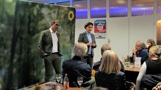 Andre Baumann und Bundesabgeordnete Sandra Detzer im Gespräch mit den Besuchern der Veranstaltung.