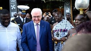 Bundespräsident Frank-Walter Steinmeier stellt sich in Ghana ausdrücklich hinter Außenminister Johann Wadephul (CDU).