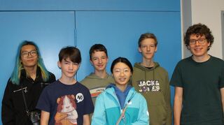 Amy Huang (v. l.), Nanuk Fink, Lukas Hilger, Winnie Huang und Benjamin Schlüssler kamen beim Mathe-Tag der Uni Mannheim auf Rang zwei. Betreut wurden sie von Praktikant Lukas Schmidt.