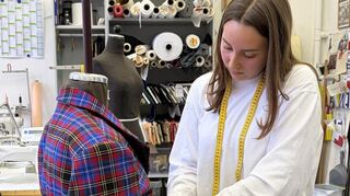 Letzte Änderungen an den Kostümen für Slippery Slope