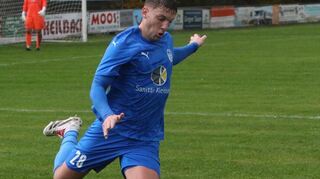 Arik Edelmann ist für die Spvgg 06 Ketsch am Ball - und war als Defensivspezialist zuletzt gegen Eppelheim zweimal auch als Torschütze erfolgreich.