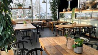 Winterstimmung im Café Huben mit Sicht auf die verschneite Baumschule in Ladenburg.