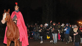 Angeführt vom Heiligen Martin ziehen die Kinder durch den Schwetzinger Schlossgarten.
