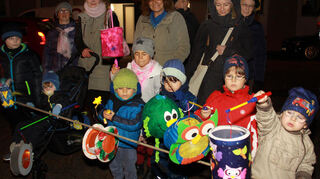 Erkennbar stolz sind die Kinder auf ihre selbst gebastelten Laternen.