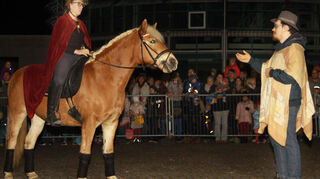 In szenischen Spielen wird an die großmütige Tat von Martin erinnert.