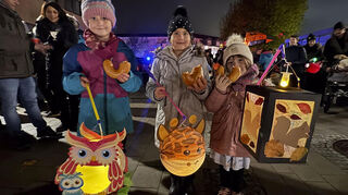 Klara, Emilia und Olivia mit ihren bunten Laternen und den belliebten Martinshörnchen.