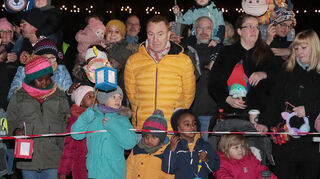 Die Kinder feiern mit ihren Laternen den Heiligen.