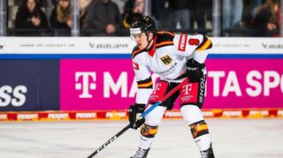 Leon Gawanke hatte beim ersten lettischen Treffer Pech, der Verteidiger der Adler Mannheim schüttelte das aber schnell ab.