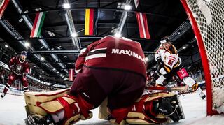 Marc Michaelis taucht nach einem Doppelpass mit Justin Schütz (nicht im Bild) vor dem lettischen Tor auf. Ivars Punnenovs ist aber Endstation.