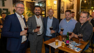 Sie genießen zusammen das erste Bockbier 2025: Daniel Kopf, Vorstand Sparkasse Heidelberg, Hakan Güneş, Bürgermeister von Sandhausen, Pascal Seidel, Bürgermeister von Oftersheim, Philipp und Marc Kocher, TroKost GmbH Bruchhausen.