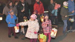 Wenn es draußen dunkel wird, leuchten Laternen und Kinderaugen um die Wette.