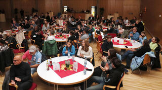 Ein Blick in die Eppelheimer Rudolf-Wild-Halle während der Blutspender- und Sportlerehrung.