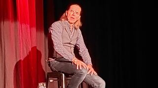 Christian „Chako“ Habekost begeistert mit seinen dialektischen Gedankenverwiin der Festhalle Brühl