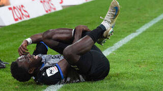 Kennedy Okpala liegt nach einem Foul am Boden.