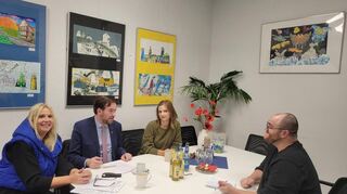 Gauß-Rektorin Anja Kaiser (v. l.) im Gespräch mit CDU-Landtagsabgeordneten Andreas Sturm, Lehrerin Jana Breiter und SZ-Redakteur Henrik Feth.