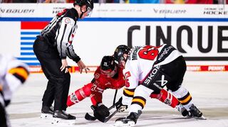 Marc Michaelis (r.) stemmt sich dem Österreicher Lucas Thaler entgegen. Der Kapitän der Adler Mannheim kassierte mit der deutschen Nationalmannschaft eine herbe Klatsche.