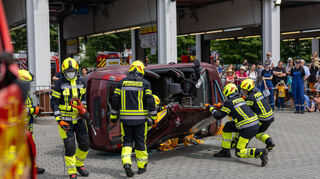 Archivbild: Beim Tag der offenen Tür demonstrierte die Schwetzinger Feuerwehr, wie sie ein Autodach öffnet, um eine verletzte Person zu bergen.