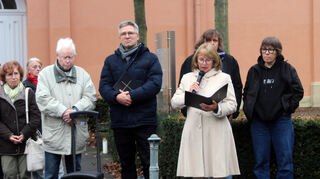 Elfriede Fackel-Kretz-Keller betont die Wichtigkeit des Erinnerns und spricht ein Grußwort in Vertretung des Oberbürgermeisters.