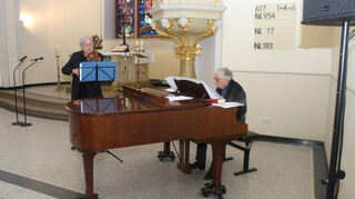 Violinist Daniel Spektor und Pianist Alexander Levental bereichern den Gottesdienst musikalisch.