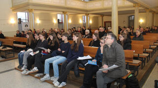 Lehrer Dr. Henning Hupe (r.) und seine Schüler (erste und zweite Reihe) vom Hebel-Gymnasium gestalteten den Gottesdienst mit hypothetischen Dialogen von Verfolgten und Helfern mit.