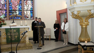 Religionslehrer Dr. Henning Hupe spricht, wie auch Pfarrer Groß v.l.), Kulturreferentin Dr. Barbara Gilsdorf und Kirchengemeinderätin Elfriede Fackel-Kretz-Keller, die Fürbitte.