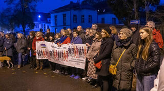 Am Gedenkstein für die ehemals in der Hellergasse stehende und in der Reichspogromnacht zerstörten Synagoge gedenken die Teilnehmer der Opfer des Nationalsozialismus.