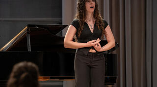 Berührend: Am Gedenktag der Reichsprogromnacht singt die 17-jährige Emily Corbett das wehmütige Wiegenlied von Dmitri Schostakowitsch.