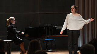 Sängerin Elea Steinbrück (r.) performt „Colors of the Wind“ aus dem Disney-Film Pocahontas (1995) und wird von Elena Spitzner am Klavier begleitet.