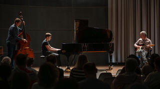 Jazztime! Schulleiter Philipp Wolfart am Bass, Schüler Paul Zivkov am Flügel und Lehrer Michel Quast an der Gitarre.