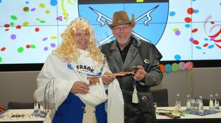 Oberbürgermeister Marcus Zeitler (r.) übergibt den Hockenheimer Schlüssel im vergangenen Jahr an die Prinzessin „Franki I“.