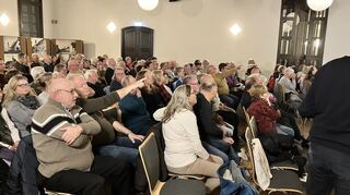 Der Bildervortrag wurde begeistert aufgenommen, auf Bildern Leute erkannt und kommentiert, was zu sehen ist.