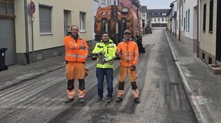 Präsentieren stolz die Arbeit der letzten Wochen: Kevin Wascher (l.) und Michael Müller (r.) von der ausführenden Firma Reimold mit Alexander Kulagin vom Oftersheimer Bauamt in der Mitte.