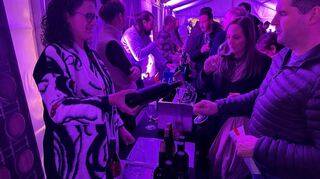 Sommeliere Miriam Schlüter vom Weingut Peth-Wetz kredenzt einen Assemblage Réserve von 2022.