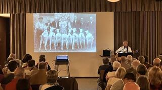 Stolze Ziegenzüchter mit ihren „besten Stücken“ und Charly Weibel, der dazu sang „Isch bin zu klo, isch komm net no“