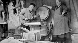 Vorführung eines Verkäufers des neuesten Waschmaschinen-Modells für die (nicht so sehr) begeisterte Hausfrau.